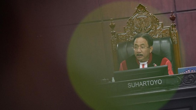 MK memutuskan mendiskualifikasi calon wakil bupati Pasaman Sumatera Barat usai terbukti tak jujur soal status mantan terpidana kasus penipuan.