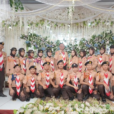 Bukan Pakai Kebaya, Pernikahan Ini Justru Gunakan Seragam Pramuka
