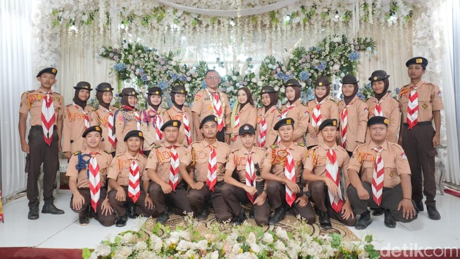 Pasangan Fauzan Zamroni dan Milasari Larasati yang menggelar acara pernikahan dengan mengenakan seragam pramuka, viral di TikTok. Pasangan Fauzan Zamroni dan Milasari Larasati yang menggelar acara pernikahan dengan mengenakan seragam pramuka, viral di TikTok.