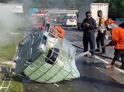 Penampakan Bahan Kimia Tumpah Saat Laka Beruntun di Tol Ungaran