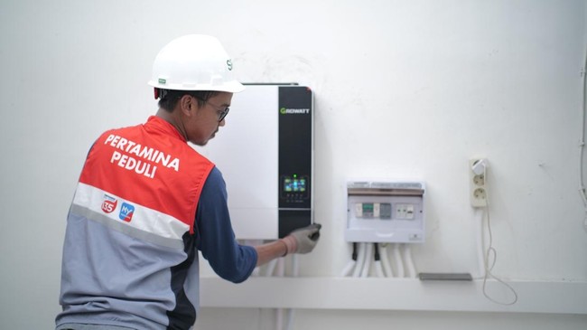 Pertamina mengedukasi para siswa sekolah melalui Program Sekolah Energi Berdikari (SEB) yang menggabungkan pilar pendidikan dan lingkungan.