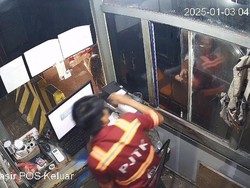 Video: Rekaman CCTV Pegawai KSOP Bakauheni Todongkan Senpi ke Petugas Parkir