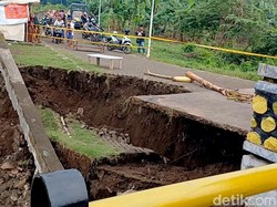 Plengsengan Jembatan Sungai Welang Pasuruan Ambrol, Warga Harus Memutar 3 Km