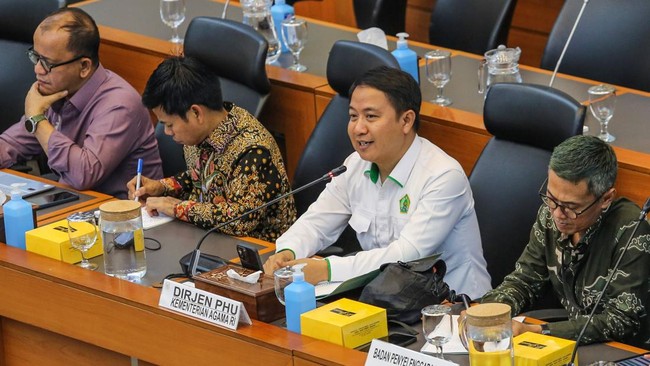 Dirjen Penyelenggaraan Haji Kementerian Agama, Hilman Latief hadir dalam rapat kerja di Komisi VIII DPR di tengah jadwal pemeriksaannya oleh KPK, Rabu (27/8).