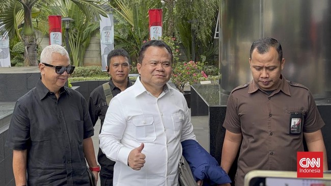 Mantan Direktur Jenderal Imigrasi Ronny Sompie memenuhi panggilan penyidik KPK untuk diperiksa sebagai saksi dalam kasus Harun Masiku dan Hasto Kristiyanto.