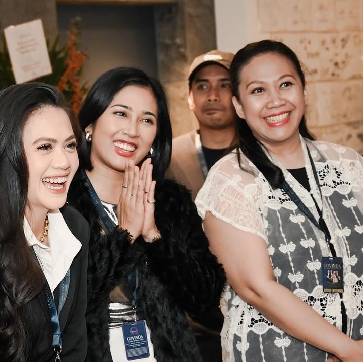 <p>Setelah hamil awal November 2024, penampilan Indi Arisa semakin menawan dan mempesona. Ia tampak menemani suaminya di sebuah acara. Di situ Indi tampil elegan dengan atasan cardigan berbulu hitam yang dipadukan dengan celana panjang. (Foto: @indiarisa_)</p>