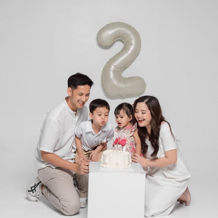 <p>Melalui laman Instagram-nya, Tasya Kamila turut membagikan potret perayaan ulang tahun sang putri. Ia beserta sang suami dan putranya, Arrasya Bachtiar, kompak mengenakan pakaian serba putih. (Foto: Instagram: @tasyakamila)</p>