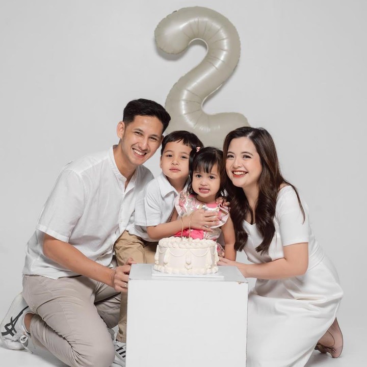 <p>Putri cantik Tasya Kamila dan Randi Bachtiar, Shafanina Bachtiar, baru saja berulang tahun yang ke-2. Si Kecil lahir bertepatan dengan tahun baru, yakni 1 Januari 2023. (Foto: Instagram: @tasyakamila)</p>