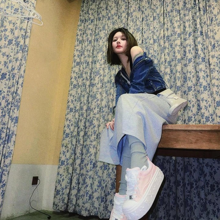 <p>Banyak netizen yang memberikan dukungan untuk Zhao Lusi melalui kolom komentar. Tidak sedikit pula yang meminta perempuan 26 tahun untuk banyak beristirahat. "Cepatlah sembuh sayang," ujar seorang netizen. "Kak, banyak istirahat, ya," papar netizen lainnya. (Foto: Instagram: @rooosyzh09)</p>