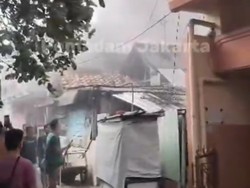Rumah di Kebayoran Baru Jaksel Terbakar, Asap Membubung Tinggi