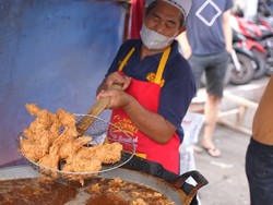 Mantan Sopir Angkot Jualan Fried Chicken Kaki Lima, Sehari Ludes 80 Kg!