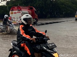 Kawasan Gedebage Bandung Banjir, Sejumlah Kendaraan Mogok