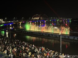 Keindahan Laser Air Mancur di Jembatan Suroboyo Jadi Magnet Wisata Baru