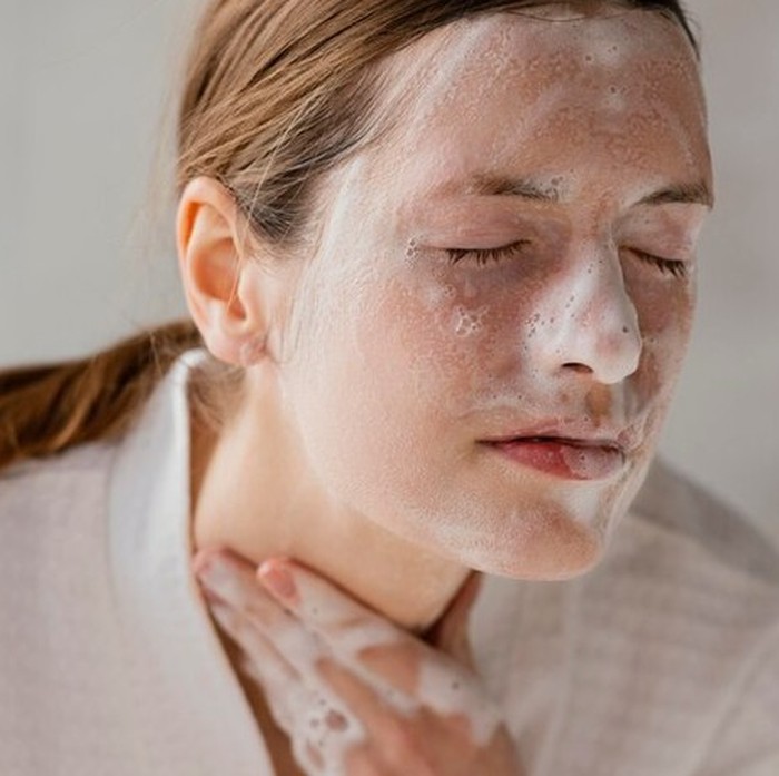 Membersihkan wajah dari sisa kotoran dengan sabun cuci muka / foto: freepik.com