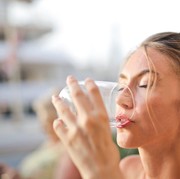 Sering Dikira Bikin Batuk, Ini Sederet Manfaat Minum Air Dingin untuk Kesehatan Tubuh