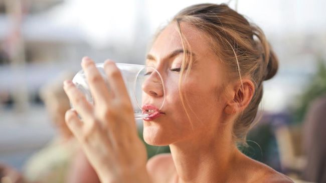 Jangan Salah! Minum Air Dingin Justru Bikin Sehat: 7 Manfaat Tak Terduga yang Wajib Kamu Tahu
