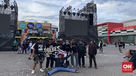 Slankers Berbagai Kota Panaskan Konser Pasar Malam Empat Satoe Slank