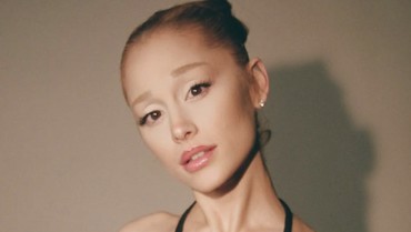 Begini Detik-detik Ariana Grande Diserang Fans Saat Promosi 'Wicked' di Singapura