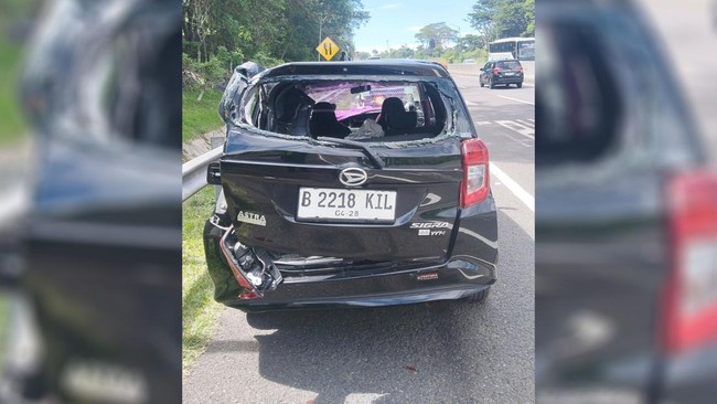 Kecelakaan beruntun yang terjadi di KM 97+200 Ruas Tol Cipularang arah Bandung pada pukul 09.11 WIB mengakibatkan korban luka-luka sebanyak dua orang.