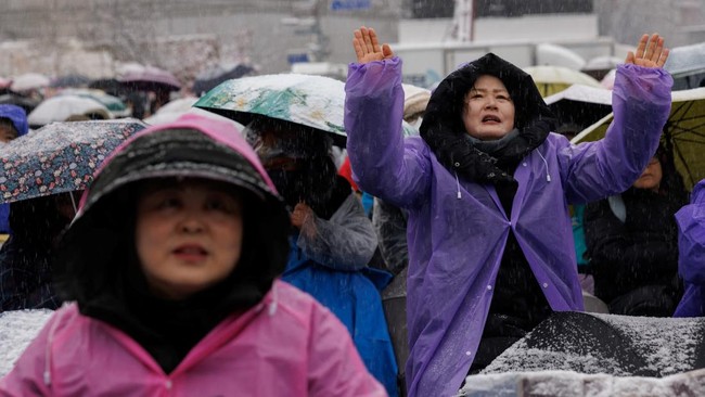 FOTO: Lautan Manusia Dukung Presiden Korsel Demo di Seoul