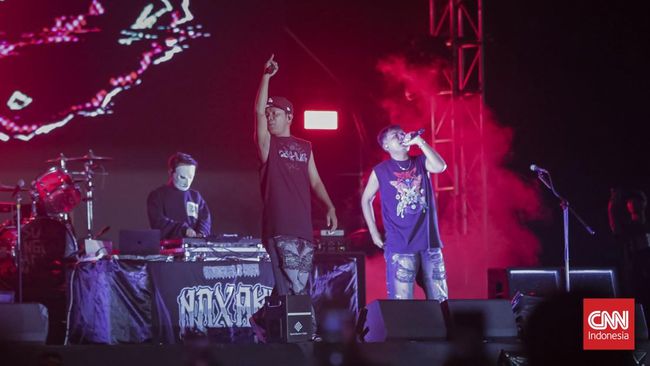 Penampilan grup NDX AKA dalam rangkainan 
konser Slank bertajuk Pasar Malam Empat Satoe, di JIExpo Kemayoran, Jakarta. Sabtu 4 Januari 2025. (CNN Indonesia/Adhi Wicaksono)