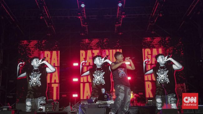 Penampilan grup NDX AKA dalam rangkainan 
konser Slank berjudul Pasar Malam Empat Satoe, di JIExpo Kemayoran, Jakarta. Sabtu 4 Januari 2025. (CNN Indonesia/Adhi Wicaksono)