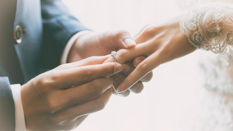 Pernikahan Couple wearing wedding ring at wedding day of them.