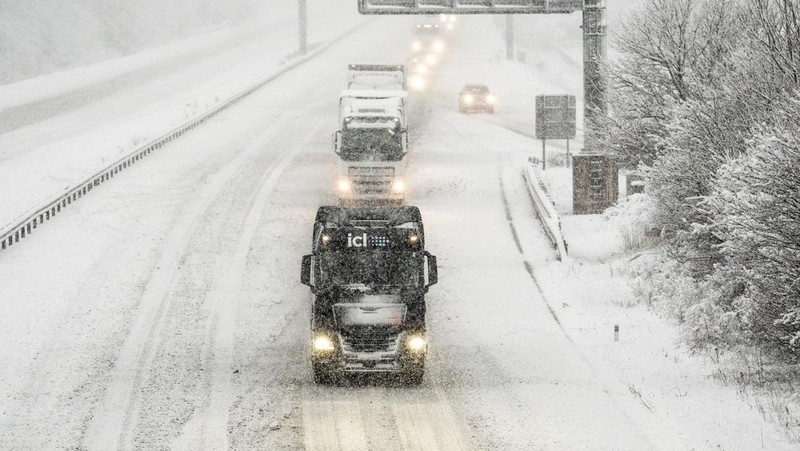 Sebagian besar wilayah di Inggris dilanda salju lebat dan hujan beku akhir pekan ini setelah suhu turun hingga -5 derajat Celsius. (Danny Lawson/PA via AP)