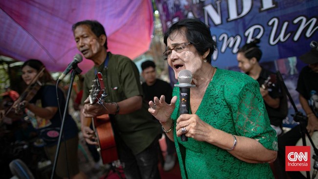 FOTO: Mandi-mandi, Tradisi Seru Cemong Bedak ala Komunitas Tugu