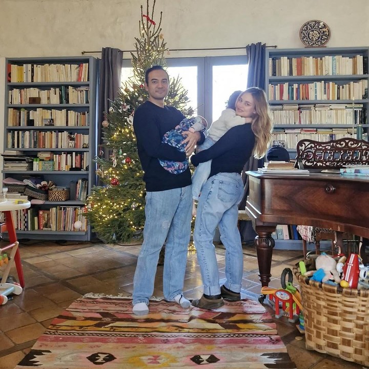 <p>Dalam unggahan terbaru di Instagram, Ario Bayu membagikan foto terbaru bersama istri dan dua anaknya. Di foto ini, Ario Bayu dan Valentine Payen kompak mengenakan baju berwarna hitam yang dipadukan dengan celana jeans biru muda. Ario Bayu terlihat menggendong anak keduanya, sementara sang istri menggendong putra pertama mereka yang lahir pada 2021. (Foto: Instagram @bayu_ario)</p>