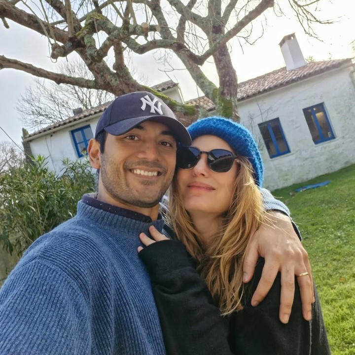 <p>Setelah sang istri melahirkan, Ario Bayu masih berada di Prancis. Aktor 39 tahun ini menghabiskan waktu untuk <em>quality time</em> bersama istri dan kedua anaknya. (Foto: Instagram @bayu_ario/ @valentinepayenwicaksono)</p>