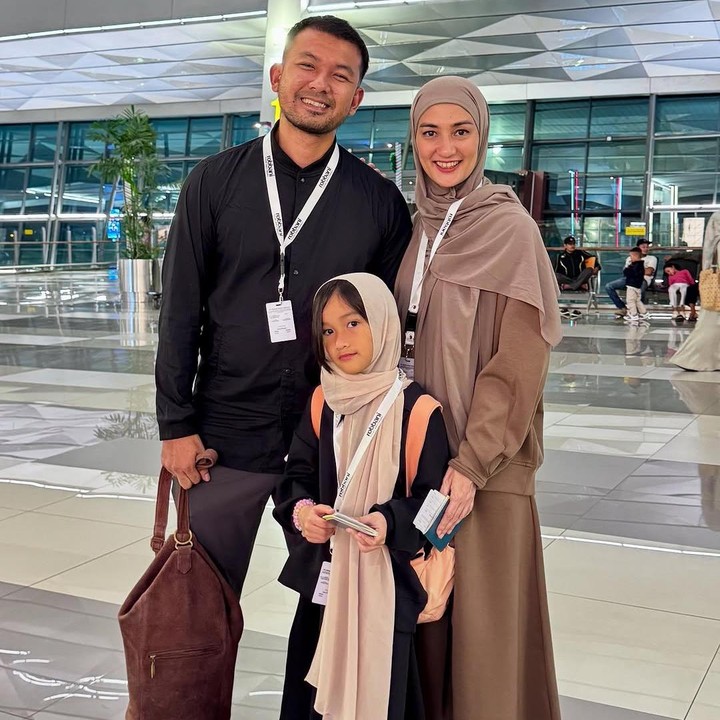 <p>Atiqah Hasiholan dan sang suami, Rio Dewanto, turut mengajak sang putri, Salma Jihane, untuk menunaikan ibadah umrah di awal tahun 2025. Momen ini diabadikan langsung oleh Atiqah pada laman Instagram-nya. "<em>Alhamdulillah</em> 2024 membawa kami menuju umrah di awal tahun 2025. <em>Bismillah</em>, mohon maaf lahir dan batin semuanya," ungkapnya dengan menyisipkan emotikon hati. (Foto: Instagram: @atiqahhasiholan)</p>