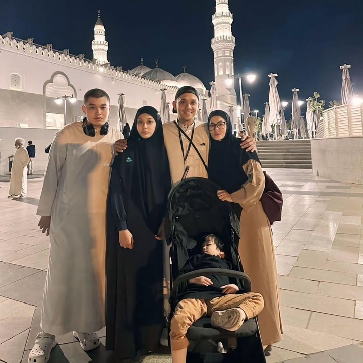 <p>Presenter ternama Fadlan Muhammad turut mengajak istri dan anak-anaknya untuk menunaikan ibadah umrah di penghujung tahun 2024 dan berlanjut ke awal tahun 2025. "Alhamdulillah di akhir 2024," ujar Fadlan. (Foto: Instagram: @fadlanmuhammad)</p>