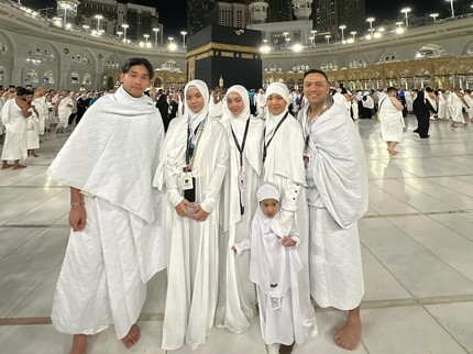 Terpopuler: Potret Keluarga Artis Ibadah Umrah di Awal 2025