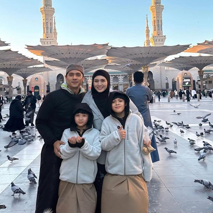 <p>Pasangan Donita dan Adi Nugroho memulai tahun 2025 dengan memenuhi undangan untuk berkunjung ke rumah Rasulullah bersama kedua putranya, Svarga dan Parvaiz. Meski suhu menunjukkan enam derajat, Donita dan keluarga tetap bahagia dan bersyukur. "Memulai awal tahun 2025 dengan memenuhi undangan untuk berkunjung ke rumah Rasulullah bersama anak-anak. Untuk pertama kalinya duo Oho berangkat dan lihat langsung betapa syahdu dan tenangnya Masjid Nabawi. Biasanya cuma dari cerita-cerita buku dan nonton doang, sekarang <em>MasyaAllah</em> mereka bisa ngerasain berindah di sini," papar Donita. (Foto: Instagram: @donitahubiy)</p>
