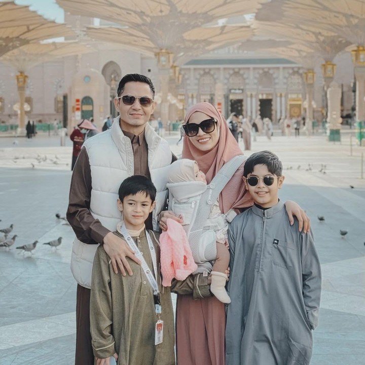 <p>Alyssa Soebandono menunaikan ibadah umrah di awal tahun 2025 bersama sang suami, Dude Harlino, dan anak-anaknya. Tidak hanya Rendra dan Malik, Si Kecil Lia juga ikut, Bunda. "<em>MasyaAllah tabarakallah</em>. Semoga segala doa di ijabah di tahun baru ini. Juga dilimpahkan rahmat-Nya dengan rezeki yang halala. Tidak lupa agar selalu sehat serta usia penuh bahagia dan berkah. Yang terutama, semoga kita bisa menjadi lebih baik lagi dan lagi. Semangat belajar tanpa henti mencari ridha-Nya.<em> Aamiin Allahumma Aamiin</em>," ujar perempuan yang akrab disapa Icha ini. (Foto: Instagram: @ichasoebandono)</p>
