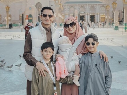 5 Potret Keluarga Artis Indonesia Ibadah Umrah di Awal Tahun 2025, Ada Alyssa Soebandono hingga Nola B3