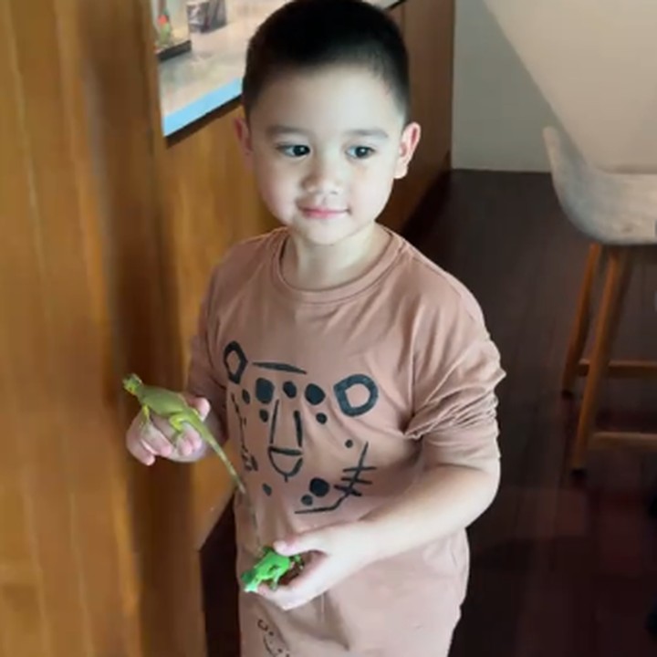 <p>Tidak lama setelah membeli kodok, Athar kembali meminta hewan peliharaan. Ia pun memohon pada sang Ayah untuk dibelikan dua buah iguana. (Foto: TikTok: @inicitrakirana)</p>