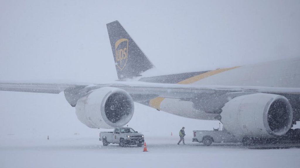 Badai Salju Devin Kacaukan Penerbangan di Amerika Serikat