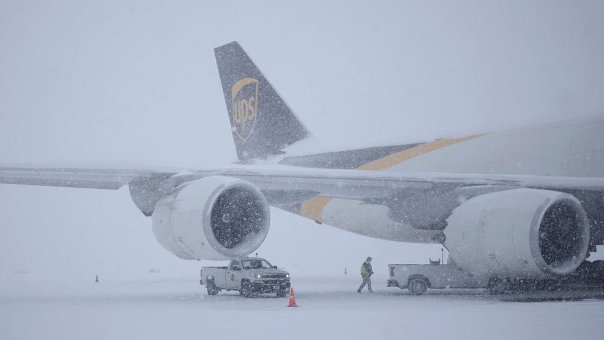 Badai Salju Devin Kacaukan Penerbangan di Amerika Serikat