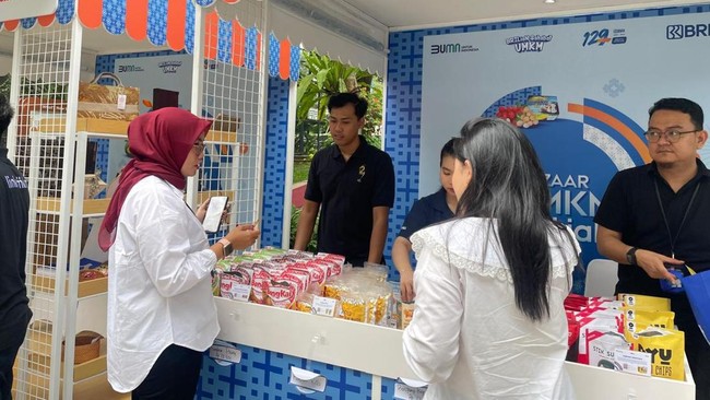 Pelaku usaha mikro, kecil, dan menengah (UMKM) harus didukung karena memiliki peran strategis sebagai tulang punggung perekonomian nasional.