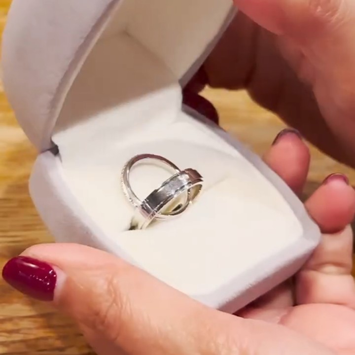 <p>Ketiga anak Darius dan Donna memberikan couple ring untuk merayakan hari jadi pernikahan kedua orang tuanya. Hadiah ini diberikan saat mereka tengah berada di restoran kala berlibur ke Eropa. (Foto: Instagram @dagnesia)</p>