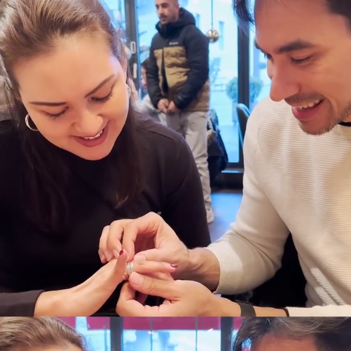 <p>Darius dan Donna pun langsung memakai cincin yang diberikan ketiga anak mereka. Pasangan ini saling memakaikan cincin di jari manis masing-masing. (Foto: Instagram @dagnesia)</p>