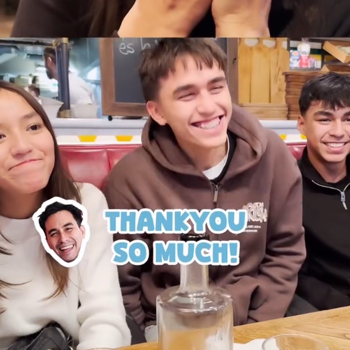 <p>Dalam video yang diunggah di Instagram, tampak ketiga anak Darius dan Donna bicara bergantian untuk memberikan kejutan hadiah <em>couple ring</em>. Hadiah ini ternyata disiapkan oleh si bungsu Sabrina. Setelah bicara, ketiganya langsung memberikan kotak kecil abu-abu yang berisi cincin ke sang Bunda. (Foto: Instagram @dagnesia)</p>