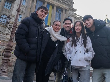 5 Potret Manis 3 Anak Donna dan Darius Beri Kejutan di Wedding Anniversary, Siapkan Couple Ring