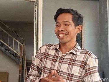 Dede Sunandar Rela Kerja Jadi Pelayan di Kafe demi Bisa Makan usai Gagal Nyaleg