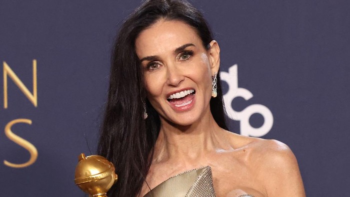 Demi Moore poses with the award for Best Performance by an Actress in a Motion Picture - Musical or Comedy, for The Substance, at the 82nd Golden Globe Awards in Beverly Hills, California, U.S., January 5, 2025. REUTERS/Mario Anzuoni     TPX IMAGES OF THE DAY