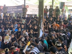 Video: Ratusan Sopir Pariwisata di Bali Gelar Demo Tolak Angutan Online