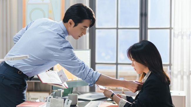 Sinopsis Love Scout: Asmara CEO (Han Ji-min) dan manajernya (Lee Joon-hyuk) yang tumbuh setelah pertemuan awal penuh kesalahpahaman.