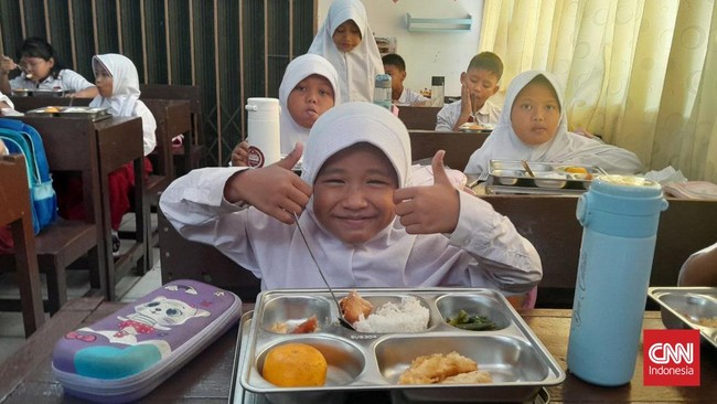SDN 15 Slipi, Jakbar, jadi salah satu sekolah yang dapat paket makan bergizi gratis pada Senin ini.